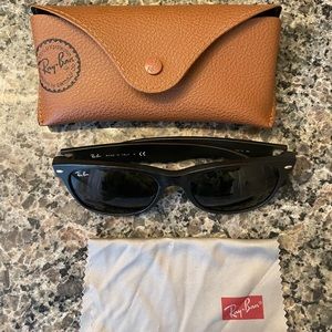 Women’s Rayban wayfarers in black